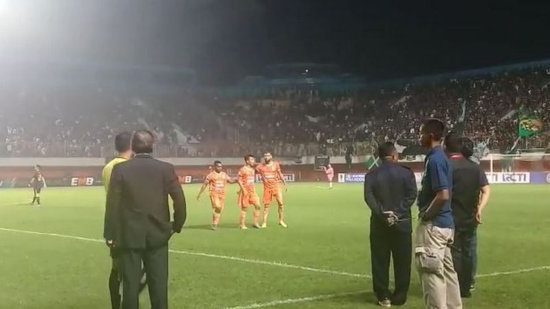 Wahyudi Hamisi Diusir Keluar Lapangan. Copyright: © Ronald Seger/INDOSPORT