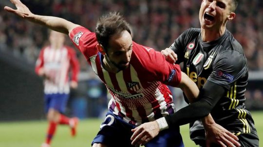 Juanfran (Atletico Madrid) dan Cristiano Ronaldo (Juventus). Copyright: © GettyImages