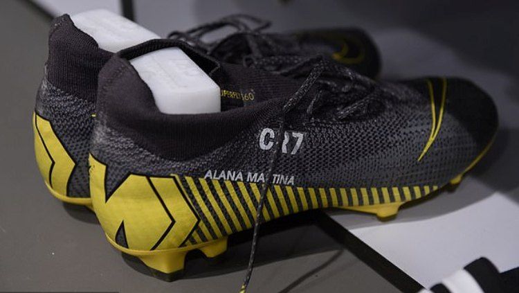 Sepatu Khusus Cristiano Ronaldo yang dipakai dalam laga melawan Atletico Madrid Copyright: &copy; Daily Mail