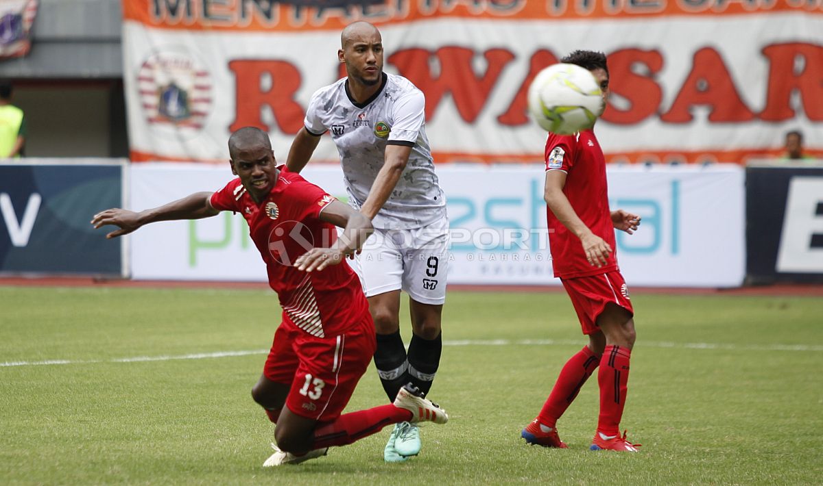 Pemain Tira-Persikabo, Loris Arnaud (tengah) saat berduel dengan pemain Persija Jakarta, Vinicius Lopes Laurindo, di Piala Indonesia. Copyright: &copy; Herry Ibrahim/INDOSPORT