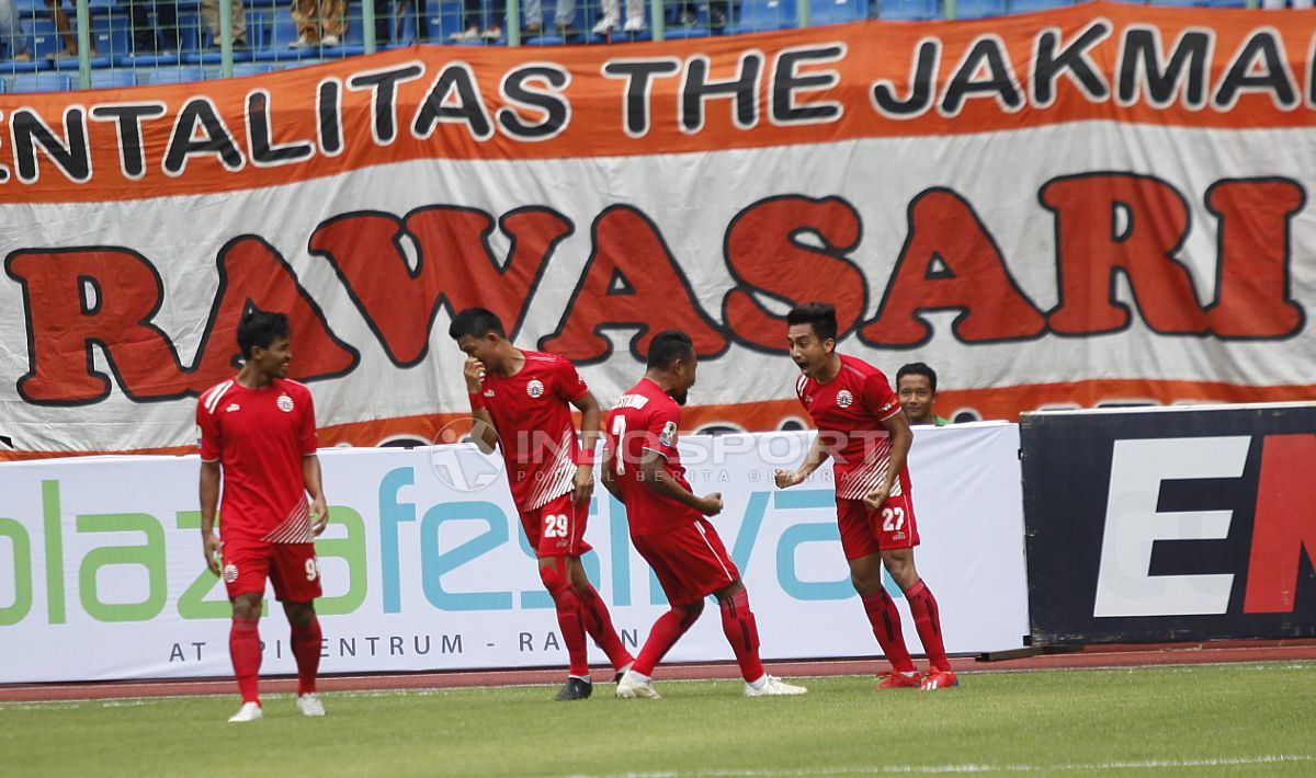 Selebrasi Fitra Ridwan (kanan) bersama para pemain Persija usai cetak gol pertama ke gawang PS Tira. Copyright: © Herry Ibrahim/INDOSPORT