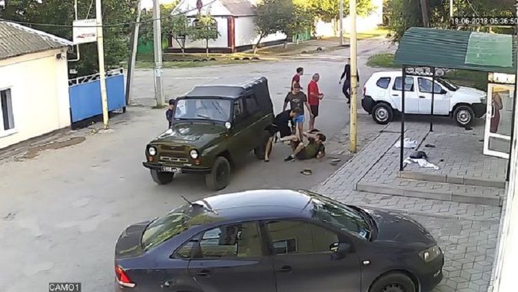 Petinju Rusia yang menyerang seorang militer Copyright: © mirror