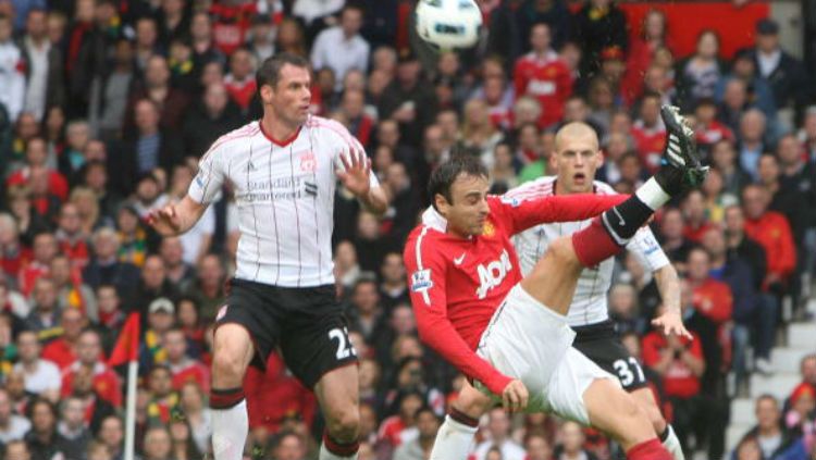 Dimitar Berbatov saat mencetak gol salto ke gawang Liverpool tahun 2010 lalu. Copyright: © GettyImages