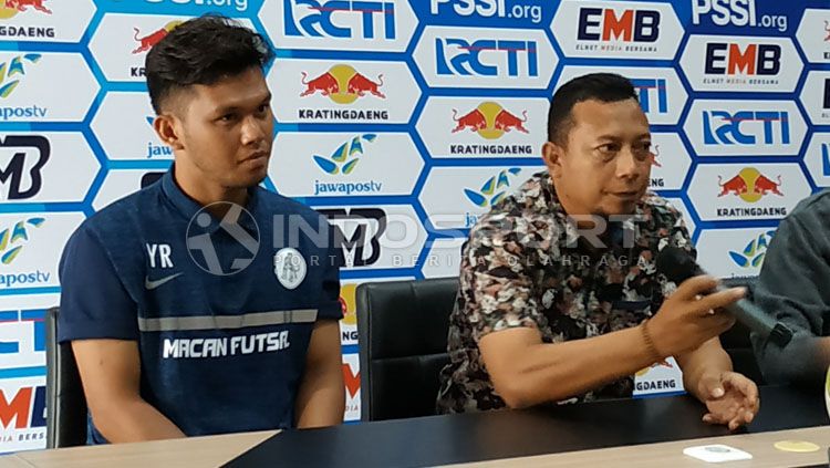 Pelatih Persidago Romy Malamua dan Yuaib Rauf saat konfrensi pers, Jumat (22/02/19). Copyright: © Fitra Herdian/INDOSPORT