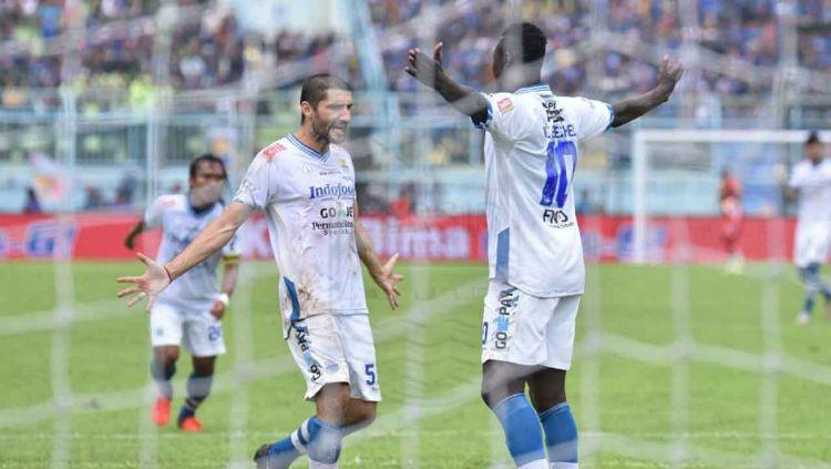 Striker Persib, Ezechiel N'Douassel mencetak gol melalui penalti di Piala Indonesia. Copyright: © Persib.co.id