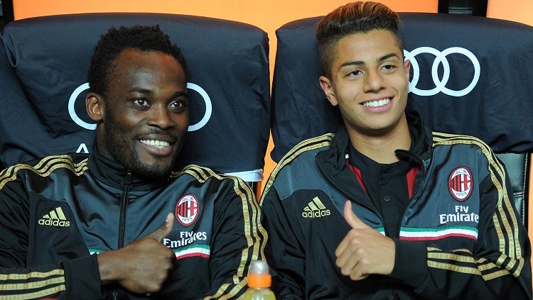 Hachim Mastour (kanan) bersama Michael Essien saat keduanya masih bermain untuk AC Milan. Copyright: © GOAL