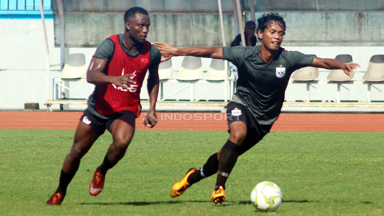 Gelandang PSIS, Ibrahim Conteh (kanan) berebut bola dengan Heru Setiawan pada latihan di Stadion Moch Soebroto, Magelang, Minggu (23/02/19). Copyright: © Ronald Seger Prabowo/Indosport.com