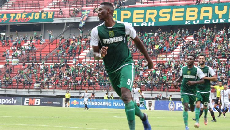 Amido Balde melakukan selebrasi usai cetak gol untuk Persebaya Surabaya. Copyright: © Fitra Herdian/INDOSPORT