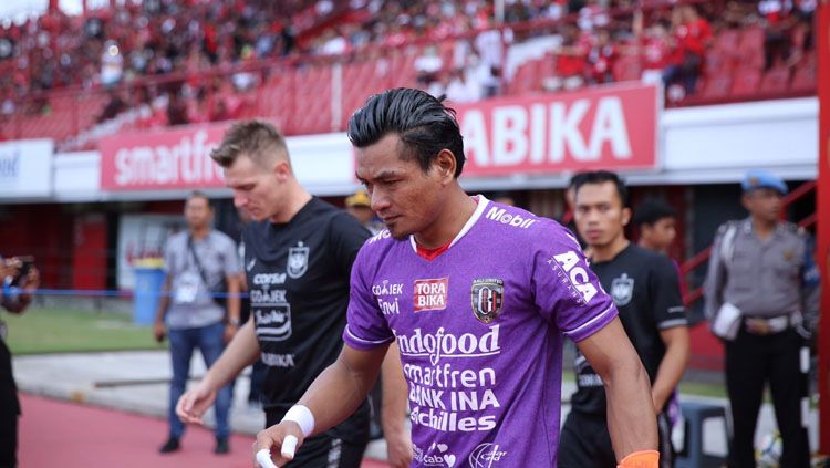 Kiper Bali United, Wawan Hendrawan, memberi dukungan kepada kiper Persib Bandung, Muhammad Natshir, yang mengalami patah tulang dalam laga Shopee Liga 1 2019. Copyright: © baliutd.com