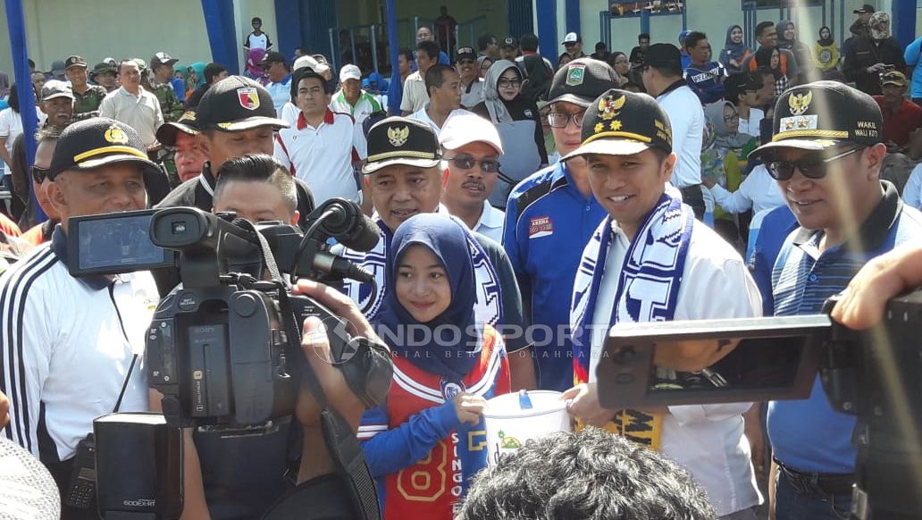 Emil Dardak, Wagub Jatim hadir bersama perangkat daerah Kota dan Kabupaten Malang di Kanjuruhan. Copyright: © Ian Setiawan/Indosport.com