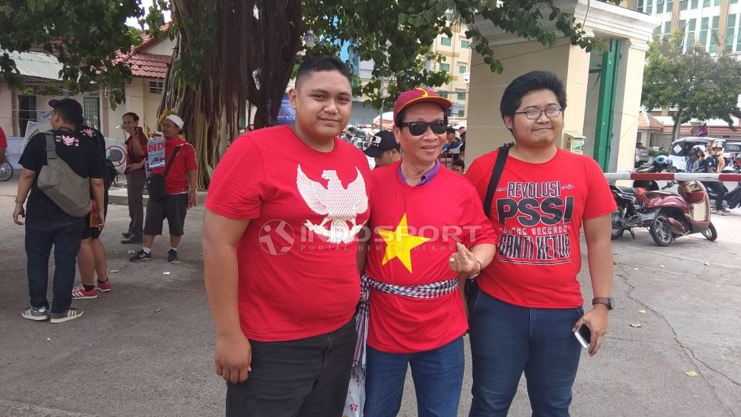 Suporter Timnas Indonesia di Kamboja. Copyright: &copy; Zainal Hasan/Indosport.com