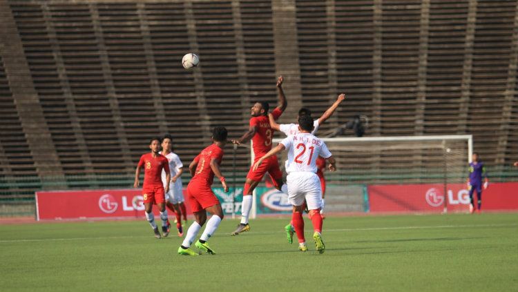 Marinus Wanewar (tengah) melakukan duel udara dengan pemain Vietnam. Copyright: © PSSI