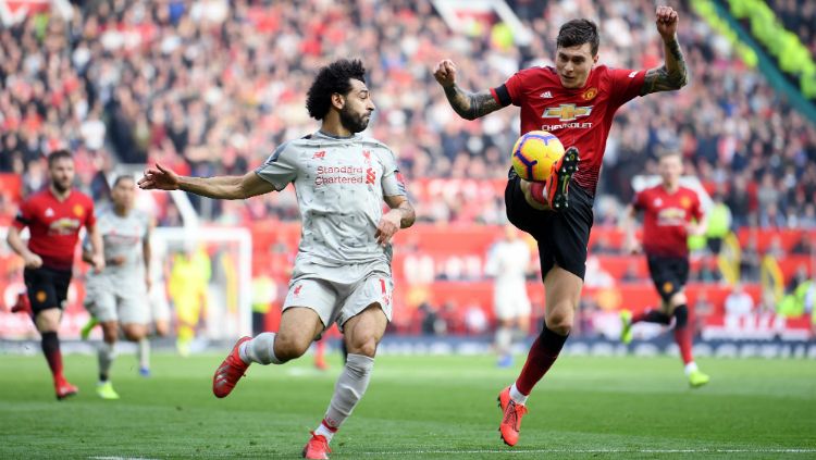 Victor Lindelof (kanan) perpanjang kontraknya di Manchester United hingga 2024. Copyright: © Getty Images/Laurence Griffiths