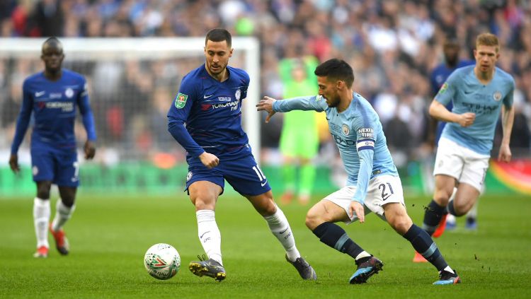 Eden Hazard coba menjaga bola saat pertandingan final Piala Liga Inggris, Chelsea vs Manchester City, Minggu (24/02/19). Copyright: © chelseafc.com