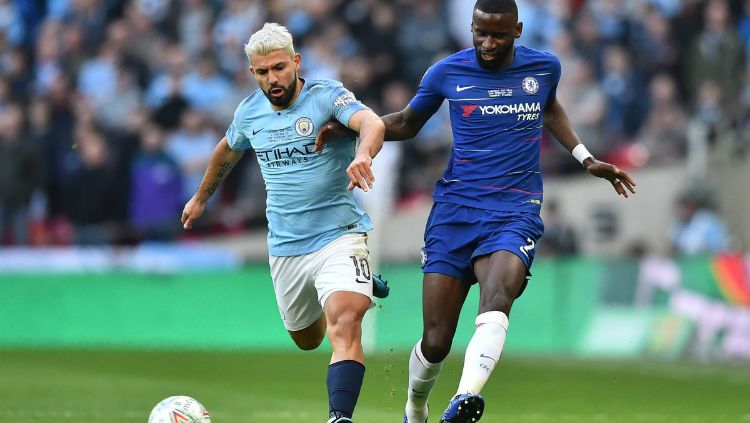 Sergio Aguero coba lepas dari pengawalan ketat saat pertandingan final Piala Liga Inggris, Chelsea vs Manchester City, Minggu (24/02/19). Copyright: © chelseafc.com