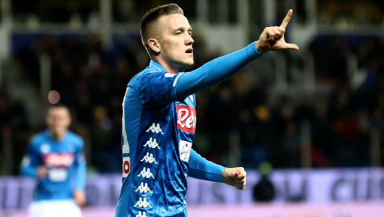 Piotr Zielinski dapat jadi alternatif untuk AC Milan di bursa transfer andai Charles De Ketelaere batal mendarat di Liga Italia pada bursa transfer kali ini. Copyright: © Getty Images