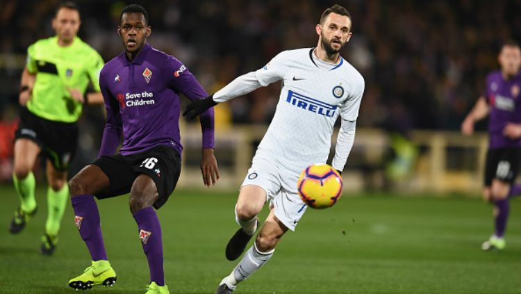 Marcelo Brozovic coba keluar dari pengawalan pemain lawan saat pertandingan Fiorentina vs Inter Milan, Senin (25/02/19). Copyright: © Getty Images