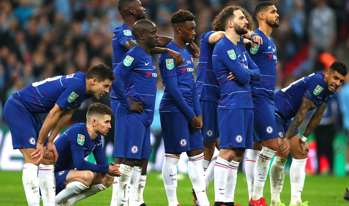 Para pemain Chelsea tertunduk lesu kalah penalti dari Man City Copyright: © GettyImages