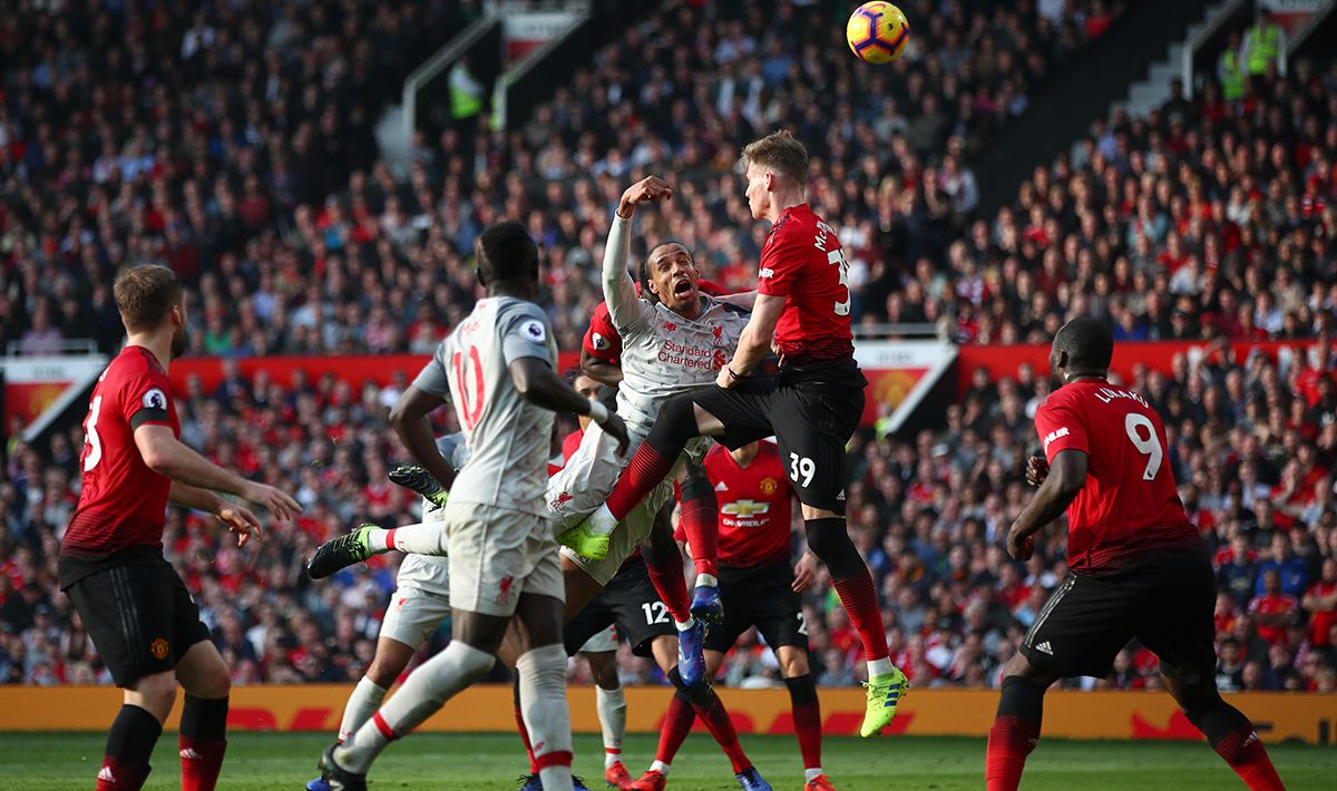 Situasi duel udara Manchester United melawan Liverpool Copyright: © GettyImages