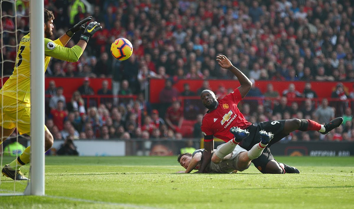 Alisson berhasil mengamankan tendangan dari Romelu Lukaku Copyright: © GettyImages