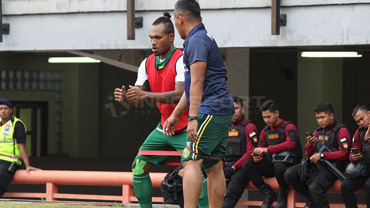 Rudy Eka Priayambada (kanan) baru saja dilepas jabatannya sebagai pelatih fisik Persebaya Surabaya. Copyright: © Fitra Herdian/INDOSPORT