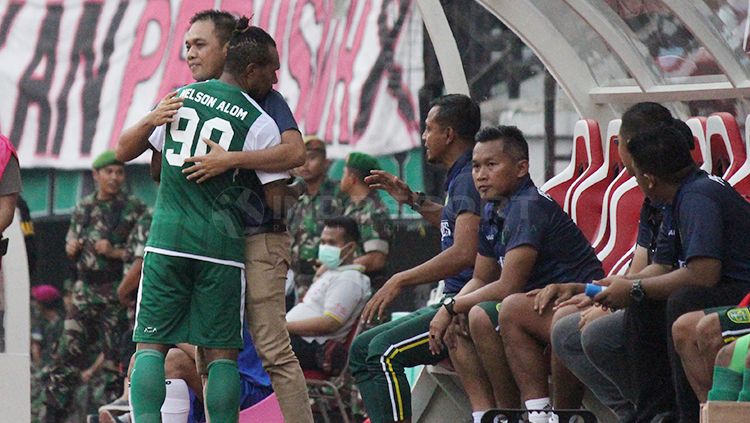 Nelson Alom mendapatkan dukungan semangat dari manajer Persebaya, pada Sabtu (23/2/19). Copyright: © Fitra Herdian/INDOSPORT