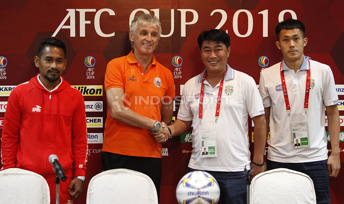 pemain Persija Ramdani Lestaluhu, pelatih Persija Ivan Kolev, pelatih Becamex Binh Duong Tran Minh Chien, dan pemain Becamex Binh Duong Nguyen Than Long foto bersama usai jumpa pers jelang laga Piala AFC grup G antara Persija vs Becamex Binh Duong di Hote Copyright: © Herry Ibrahim/INDOSPORT