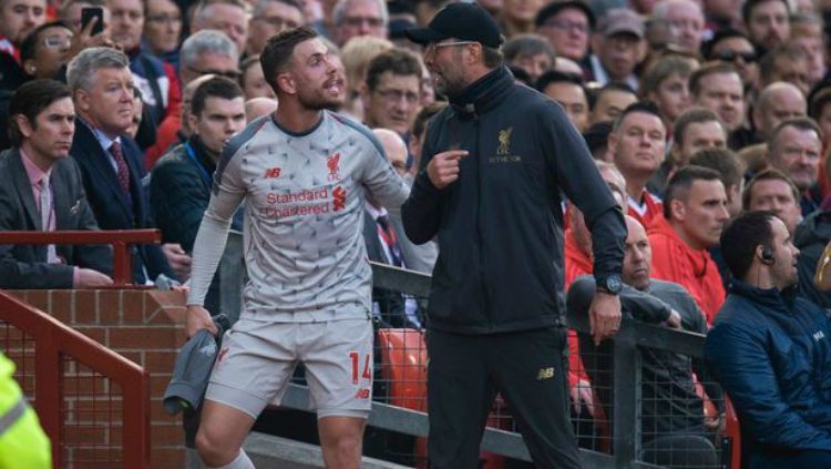 Jordan Henderson beradu mulut dengan Jurgen Klopp. Copyright: © Mirror