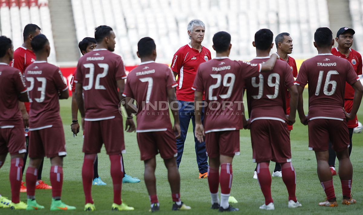 Pelatih Persija, Ivan Kolev saat memberi pengarahan. Copyright: © Herry Ibrahim/Indosport.com