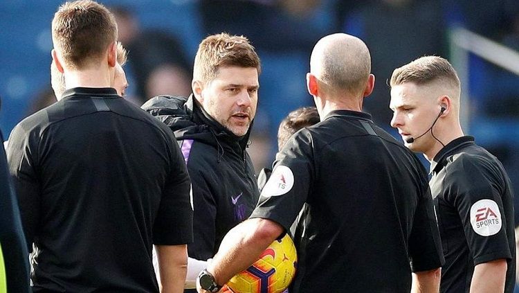 Pochettino didakwa oleh FA karena berseteru dengan wasit Mike Dean. Copyright: © Evening Standard