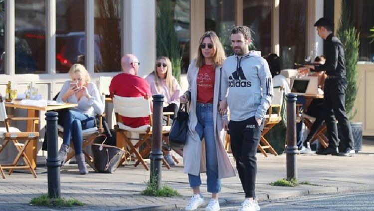 Juan Mata dan kekasihnya usai menikmati kencan makan siang Copyright: © Sport Mirror