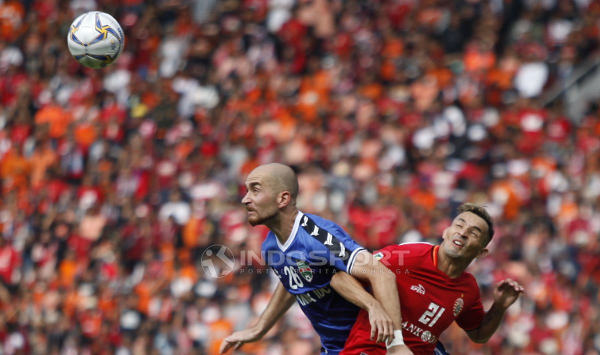 Duel antara striker Persija, Silvio Escobar dengan bek Becamex Binh Duong, Shumeiko Veniamin pada laga perdana Piala AFC 2019 grup G di stadion GBK, Selasa (26/02/18). Copyright: © Herry Ibrahim/INDOSPORT