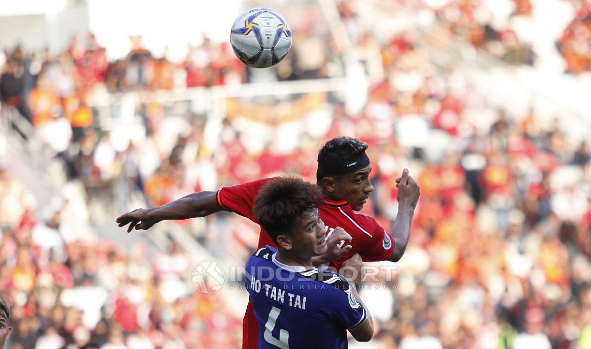 Duel udara pemain Persija, Bruno de Matos dengan pemain Becamex Binh Duong pada laga perdana Piala AFC 2019 grup G di stadion GBK, Selasa (26/02/18). Copyright: © Herry Ibrahim/INDOSPORT