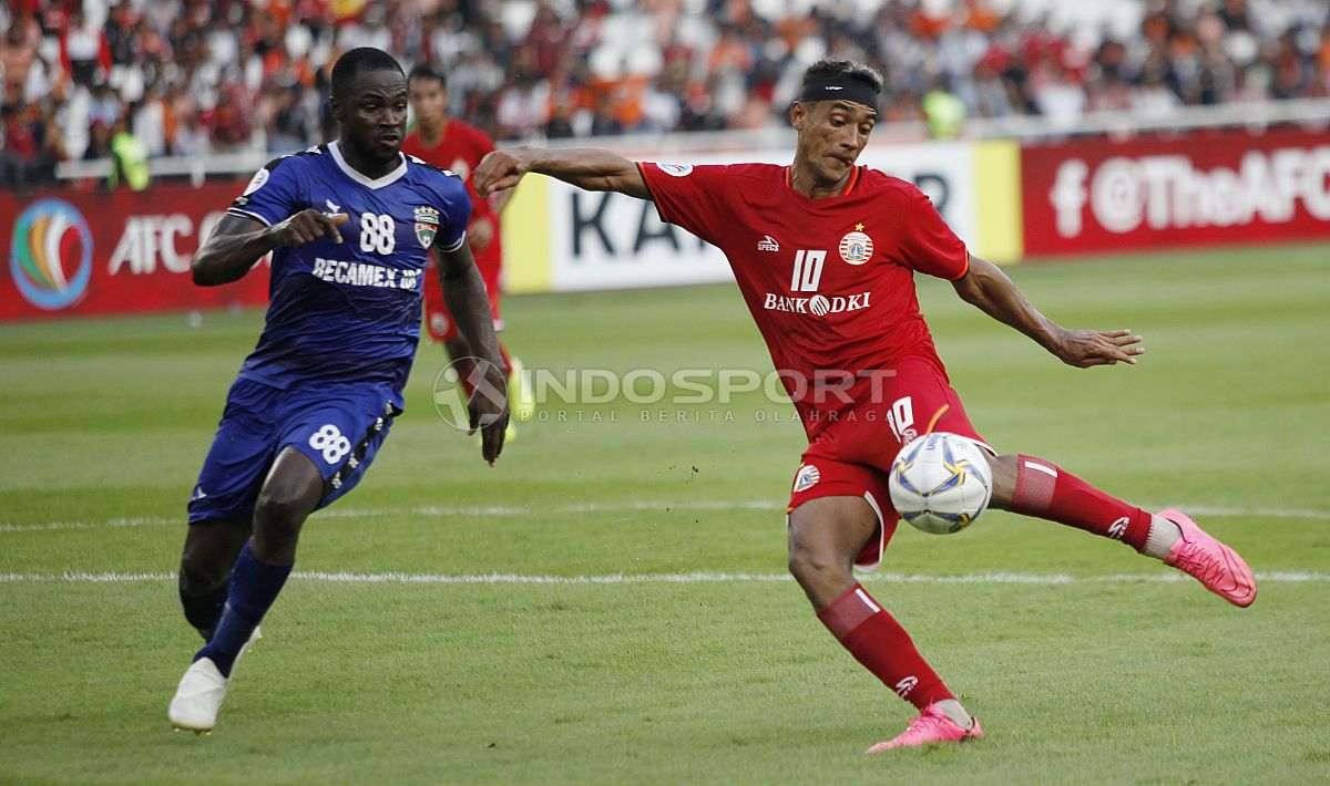 Aksi Bruno de Matos mencoba mencetak gol ke gawang Becamex Binh Duong dijaga ketat Ali Rabo (kiri) pada laga perdana Piala AFC 2019 grup G di stadion GBK, Selasa (26/02/18). Copyright: © Herry Ibrahim/INDOSPORT