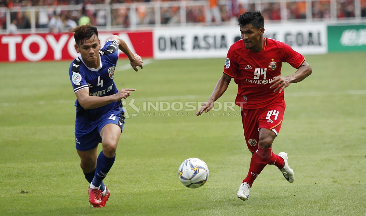 Heri Susanto (kanan) mencoba melewati hadangan bek Becamex Binh Duong, Ho Tan Tai pada laga perdana Piala AFC 2019 grup G di stadion GBK, Selasa (26/02/18). Copyright: © Herry Ibrahim/INDOSPORT