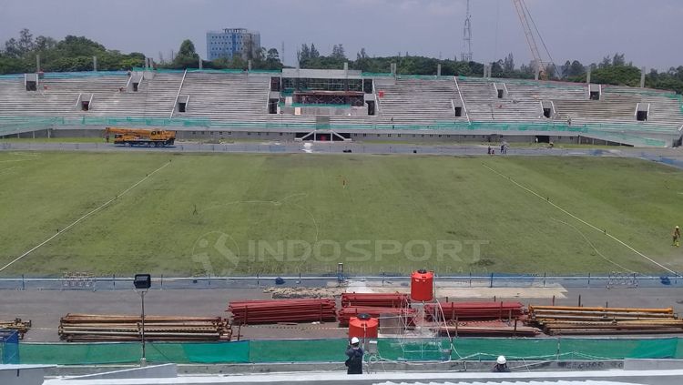 Progres pembangunan Stadion Manahan Copyright: © Ronald Seger/INDOSPORT