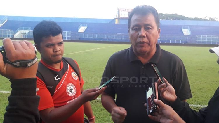 Pelatih Semen Padang, Syafrianto Rusli, mengaku tak terlalu kecewa meski timnya belum bermain maksimal. Ian Setiawan/INDOSPORT. Copyright: © Ian Setiawan/INDOSPORT
