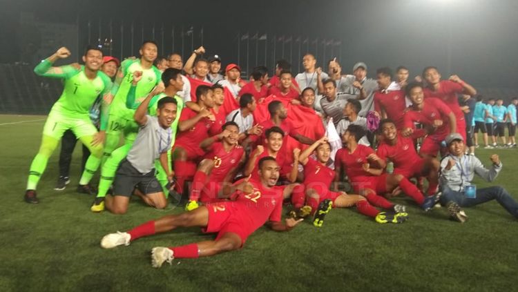 Timnas Indonesia U-22 merayakan kemenangan sebagai juara Piala AFF U-22. Copyright: © Zainal Hasan/INDOSPORT