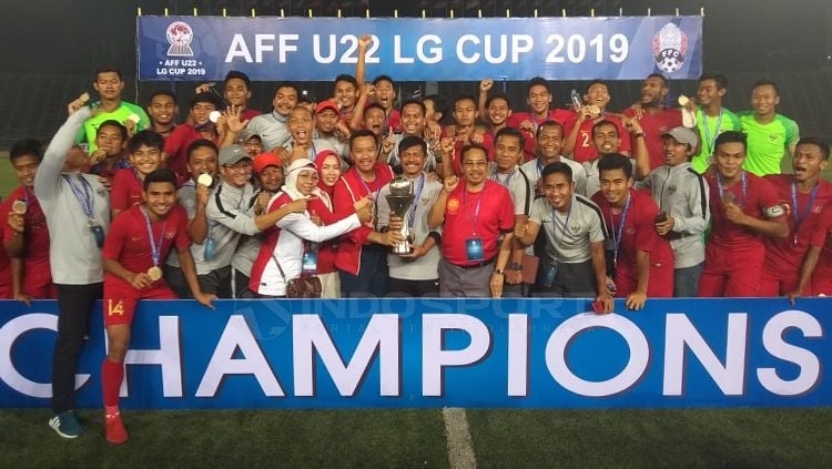 Aksi selebrasi Timnas Indonesia U-22 merayakan kemenangan sebagai juara Piala AFF U-22 Copyright: © Zainal Hasan/INDOSPORT
