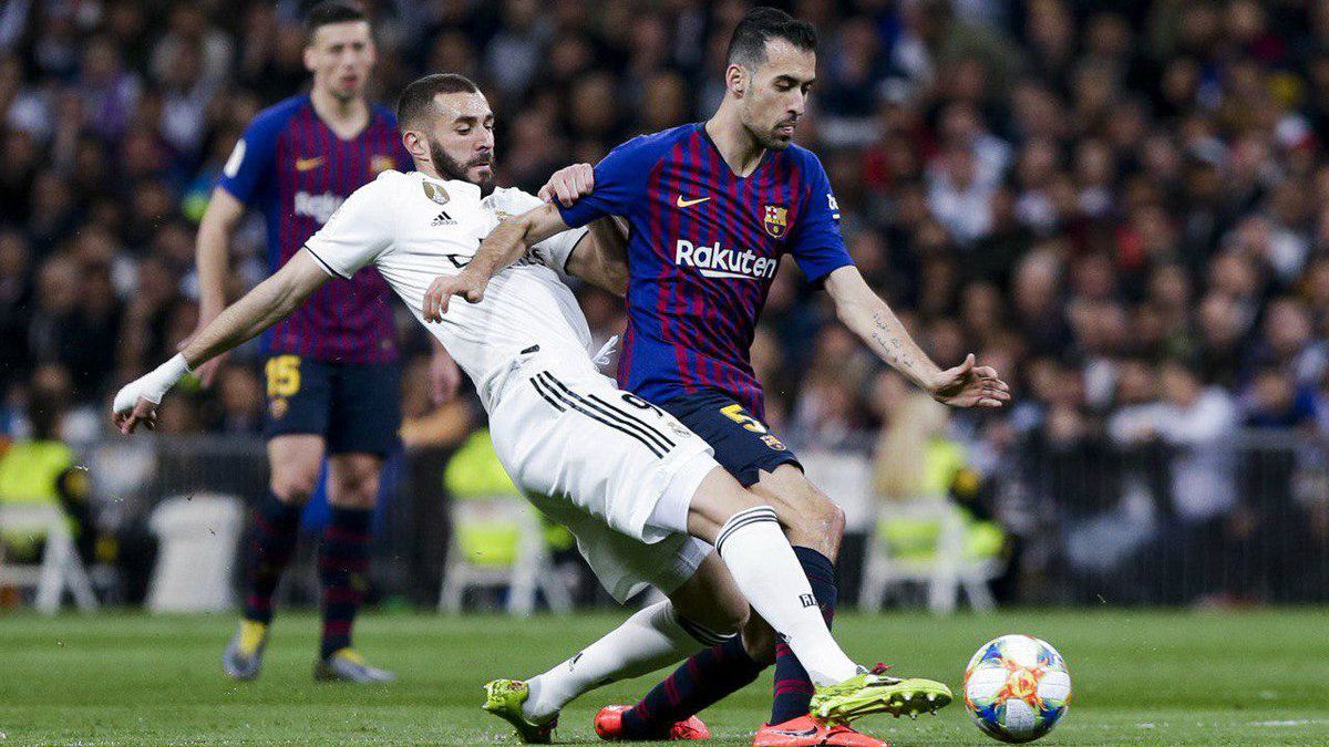Karim Benzema dan Sergio Busquets berjibaku di laga leg kedua semifinal Copa del Rey Real Madrid vs Barcelona, Kamis (28/02/19) Copyright: © twitter.com/FCBarcelona