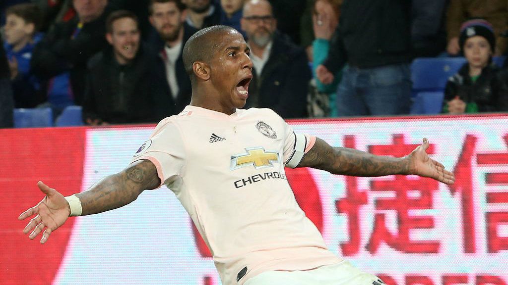 Ashley Young bisa memperbaiki nasibnya bersama klub Serie A Liga Italia, Inter Milan, seperti Romelu Lukaku dan Alexis Sanchez. Copyright: © twitter.com/ManUtd