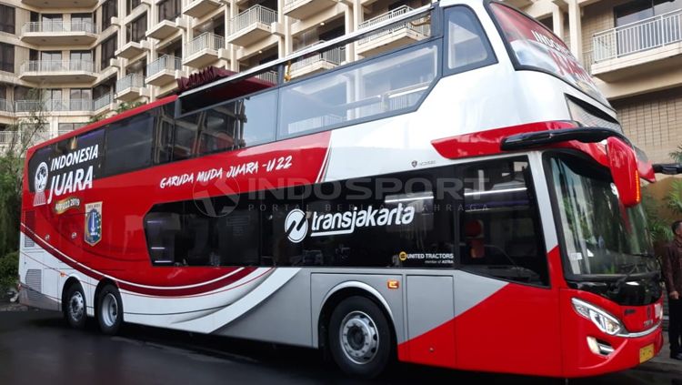 Bis atap terbuka yang dipakai untuk arak-arakan Timnas U-22 tiba di hotel sultan Jakarta Copyright: © Herry Ibrahim/INDOSPORT