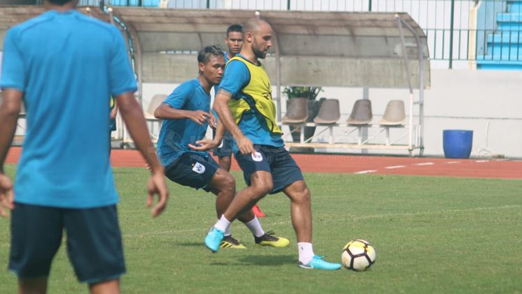 Claudir Junior Marini akan membagi bola dalam sesi latihan Copyright: © Ronald Seger/INDOSPORT