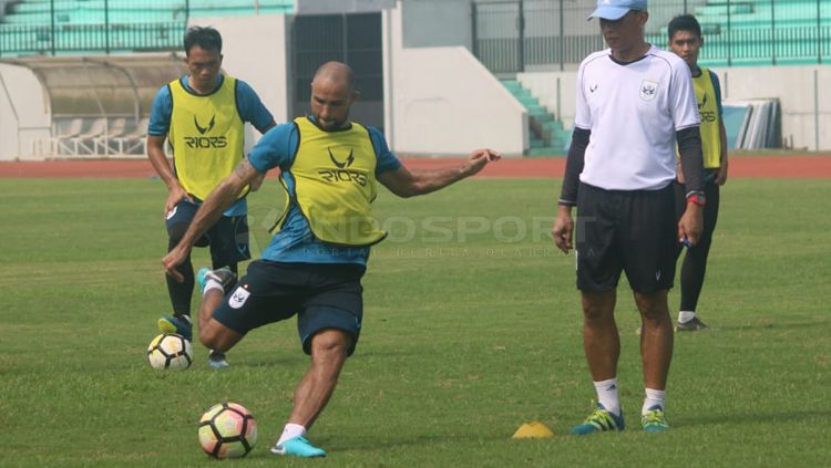 Claudir Junior Marini tengah mengeksekusi bola Copyright: © Ronald Seger/INDOSPORT