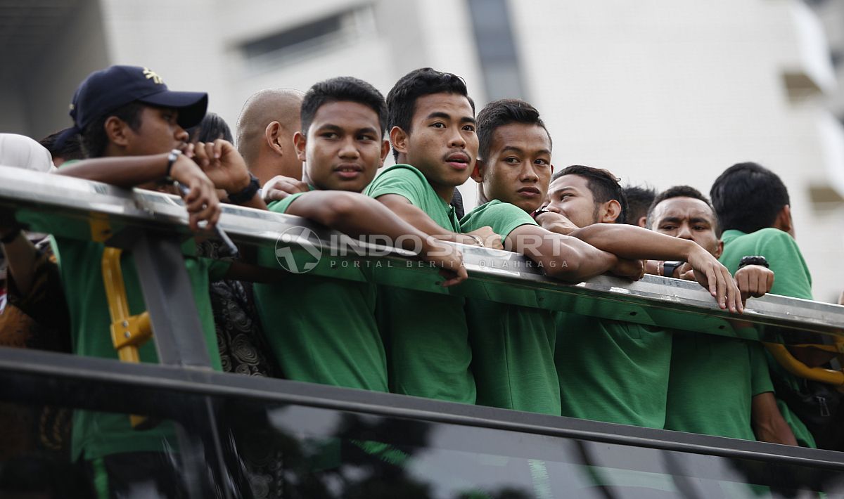 Penggawa Timnas Indonesia U-22, diatas bis atap terbuka dalam acara arak-arakan dari hotel sultan menuju Istana Negara. Copyright: © Herry Ibrahim/INDOSPORT