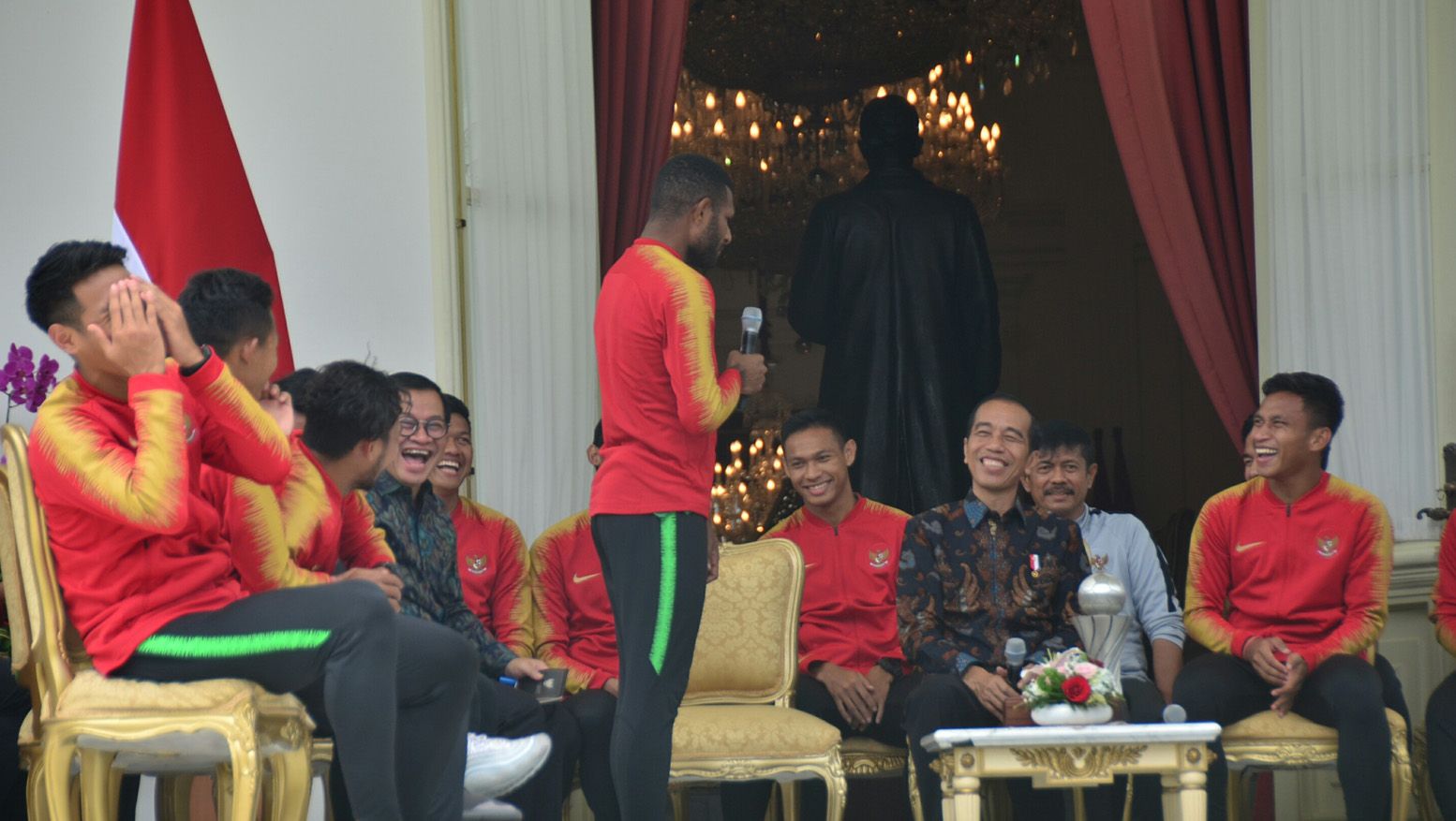 Pemain Timnas Indonesia U-22, Marinus Wanewar saat berbincang dengan Presiden Joko Widodo di Istana Negara. Copyright: © Setkab.go.id