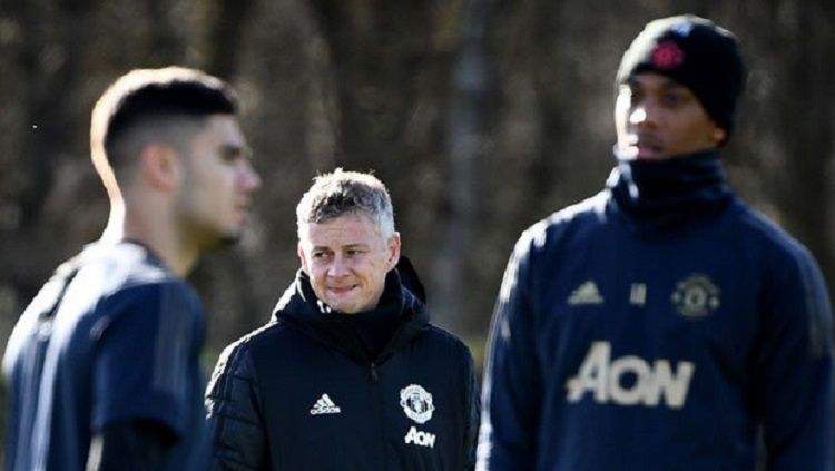 Ole Gunnar Solksjaer saat sesi latihan pasukan Manchester United Copyright: © Daily Star