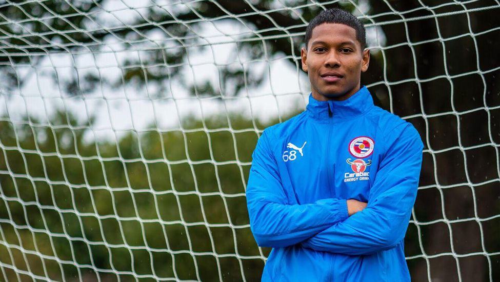 Darren Sidoel saat menjalani sesi latihan bersama Reading. Copyright: © GettyImages