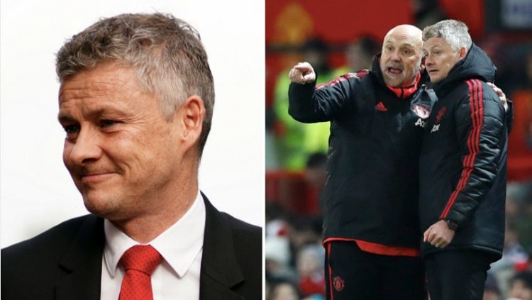 Solskjaer dan Mike Phelan sedang berdiskusi. Copyright: © Sport Bible