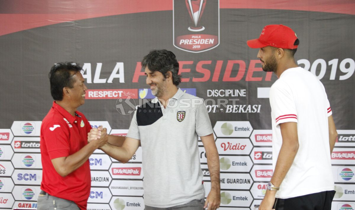 Asisten pelatih Mitra Kukar, Sukardi (kiri) bersalaman dengan pelatih Bali United, Stefano Cugurra Teco (tengah) usai acara jumpa pers grup B Piala Presiden 2019 di stadion Patriot, Sabtu (02/03/19). Copyright: © Herry Ibrahim/INDOSPORT